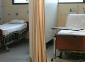 Mientras la crisis hospitalaria e inseguridad persisten, el poder combate a las voces incómodas.