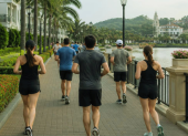 La falta de espacios públicos adecuados obliga a corredores, ciclistas y peatones a compartir zonas de entrenamiento con vehículos, aumentando los riesgos.