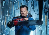 La motosierra que Ash, interpretado por Bruce Campbell, lleva en lugar de su mano derecha se convirtió en uno de los elementos más reconocibles del personaje.