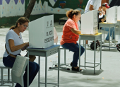 Personas ejerciendo su derecho al voto.