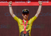 El británico del Visma Lease a Bike Matthew Brennan celebra en el podio la victoria conseguida en la 16 etapa de la Vuelta.