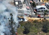 Bomberos trabajan en la contención del incendio forestal registrado este 8 de septiembre en el sector de Mastodontes, en Quito.