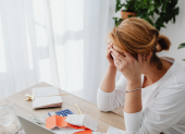 La desigualdad laboral y de ingresos incrementa la vulnerabilidad financiera de las mujeres en Ecuador.