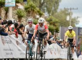 El ciclista Kevin Navas (c) se hizo de la segunda etapa de la Vuelta al Ecuador