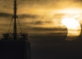 Un eclipse solar parcial se alza sobre el One World Trade Center en Nueva York, Nueva York, EE. UU., el 10 de junio de 2021 (reedición del 7 de septiembre de 2026).