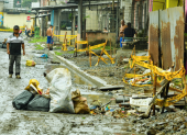 La acumulación de basura en canales de drenaje y alcantarillas puede dificultar la evacuación del agua durante lluvias intensas en Guayaquil.