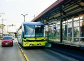 Bus de la Metrovía circula por un tramo con carril compartido en Guayaquil.