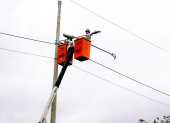 Personal técnico de CNEL realiza el cambio de las luminarias en un tramo de la vía a la costa.