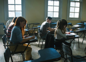 Referencial.Estudiantes rinden evaluaciones en aulas de Ecuador, en medio de resultados de las pruebas PISA.