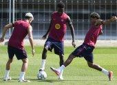Los jugadores del FC Barcelona Pedro González 'Pedri' (i), Jesse Bisiwu (c) y Lamine Yamal (d) durante el entrenamiento.