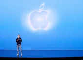 El director ejecutivo de Apple, John Ternus, habla durante el evento especial de Apple en el Steve Jobs Theater, en Apple Park.