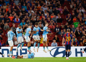 El delantero del FC Barcelona Lamine Yamal (d) dispara a puerta para marcar el cuarto gol de su equipo.