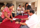 Adultos mayores entregan las resoluciones que demuestran que el SRI aprueba la devolución del IVA, pero no reciben el dinero aún.