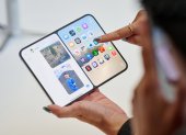 El iPhone Duo plegable de Apple se presenta durante el evento especial de la compañía en el Steve Jobs Theater, en Apple Park (Cupertino).