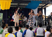 La agrupación Yatáalé, conformada por estudiantes universitarios, lleva sus temas inéditos a los colegios de Guayaquil.