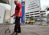Una persona con discapacidad va al SRI por qué no le han depositado en su cuenta bancaria la devolución del IVA.