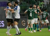 Jugadores de Liga de Quito se abrazan luego de caer solo por un gol ante Palmeiras, en la ida de los cuartos de final de Copa Libertadores.