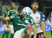 Jugador de Palmeiras disputa el balón con Luis Segovia.