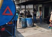 Habitantes de un barrio de Guayaquil se abastecen de agua a través de un tanquero.