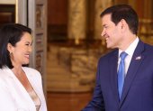 La presidenta de Perú, Keiko Fujimori (i), saluda al secretario de Estado de Estados Unidos, Marco Rubio, este jueves, en Lima (Perú)