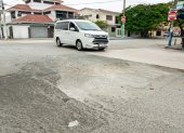La calzada se encuentra deteriorada en la intersección de las calles Los Esteros y Tena. Los vehículos evitan circular por ese tramo e invaden el carril contrario.