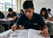 Estudiantes ecuatorianos durante el desarrollo de pruebas de evaluación académica.