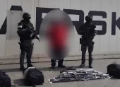 Durante la inspección técnica se localizaron ocho maletas ocultas entre los palets, que contenían aproximadamente 200 paquetes de clorhidrato de cocaína.