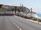 Vista del pelotón junto a la playa durante la 19ª etapa de la Vuelta ciclista España entre Vélez-Málaga y Peñas Blancas (Estepona) de 210 kilómetros.