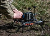 Fotografía de archivo de un piloto de drones ucraniano de la 93.ª Brigada 'Kholodny Yar' preparando un dron interceptor.