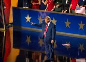 El presidente de EE. UU., Donald Trump, saluda a sus seguidores tras pronunciar un discurso en la segunda jornada de la Convención Nacional Republicana (RNC).
