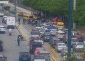 Agentes de tránsito cerraron un carril de la vía tras el accidente.