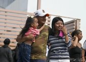 Personas reaccionan tras la liberación de los tripulantes de dos embarcaciones, Conquistados y María Clementina, que fueron interceptadas y hundidas por fuerzas estadounidenses en aguas del Pacífico, en coordinación con el Gobierno ecuatoriano.