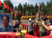 Personas atienden actos conmemorativos de los 50 años de la muerte de Mao Zedong en la provincia china de Hunan.