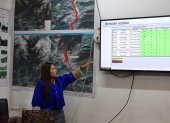 La ingeniera Dechen Peldon hablando sobre el estado del nivel del agua en las instalaciones de alerta de emergencia, situadas en la región de Wangdue Phodrang, en Bután.