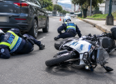 Referencia. Dos agentes civiles de tránsito cayeron luego de que un conductor embistiera una motocicleta institucional de la AMT en Quito.