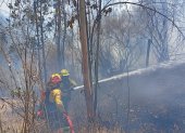 Bomberos Quito controlaron un incendio forestal registrado este sábado 12 de septiembre en el sector de El Quinche.