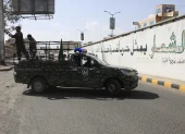 Un vehículo policial hutí patrulla una calle durante una campaña para movilizar a más combatientes.