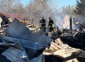 Bomberos analizan el sitio del incendio.