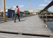 Daños. Los transeúntes deben atravesar las camineras con cuidado. CAMINERA DEL PUENTE SIN TABLA. Tablas en mal estado del puente 5 de junio, 13 de mayo del 2014. Guayaquil-Ecuador. Amelia Andrade /Expreso.
