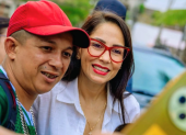 Luisa González (d.) se toma la foto con un simpatizante.