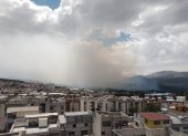 Una gran columna de humo del incendio forestal en Catzuquí de Moncayo fue visible desde diferentes sectores del norte de Quito este domingo.