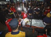 Equipos de emergencia socorren a las víctimas de la embarcación accidentada.