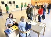 Ciudadanos emiten su voto en las elecciones generales de Suecia en un colegio electoral en una escuela de Enkoping, Suecia.