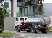 Ante el deficiente servicio de anastecimiento de agua, residentes de zonas exclusivas de Samborondón contratan tanqueros.