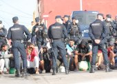CEUTA (ESPAÑA), 13/09/2026.- La Policía Nacional está procediendo este domingo al traslado de cientos de migrantes que permanecían durmiendo en la calle a una nueva ubicación formada por varias carpas con la intención de evitar que continúen durmiendo a la intemperie. Según han informado a EFE fuentes policiales, el traslado se está produciendo desde primeras horas de esta mañana desde el emplazamiento de Loma Colmenar hacia unas carpas que han sido habilitadas junto a la antigua prisión de Los Rosales. EFE/ Reduan