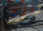 Situación. El centro de Cumbayá evidencia un creciente desorden en las instalaciones aéreas, con tendidos que cruzan calles y afectan el paisaje.
