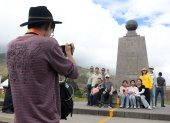 Turistas en la mitad del mundo.