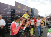 El joven ciclista Héctor Álvarez (c) fue el ganador de la Vuelta al Ecuador y fue felicitado por sus compañeros del Best PC Ecuador en el podio en la Mitad del Mundo.