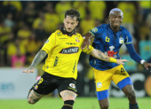 Darío Benedetto (i.) es marcado por un rival de Delfín.