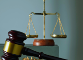 La decisión del Consejo de la Judicatura de eliminar la unidad especializada contra la corrupción y el crimen organizado genera debate sobre el futuro de la justicia en Ecuador.